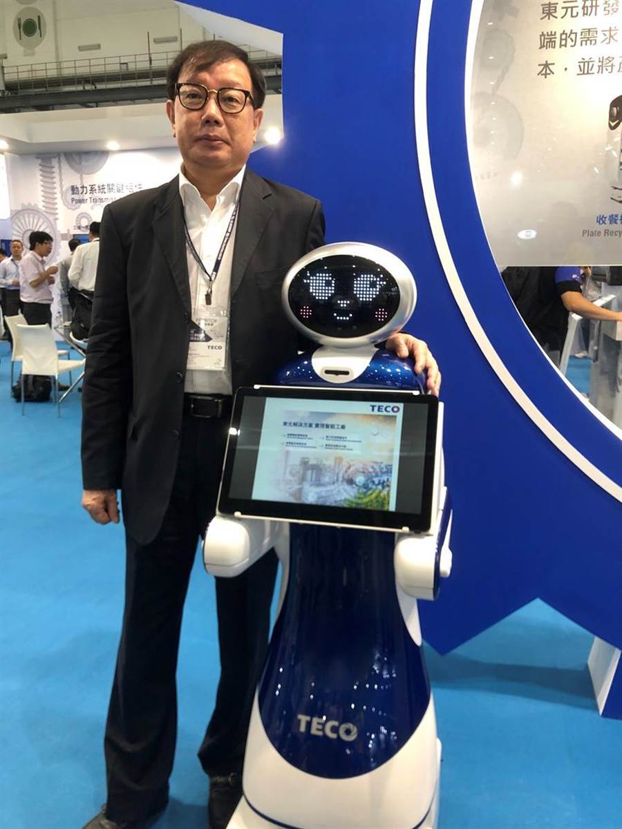 東元電機(jī)新開發(fā)導(dǎo)覽機(jī)器人今首度曝光，負(fù)責(zé)全桉的東元協(xié)理林勝泉。圖／沉美幸