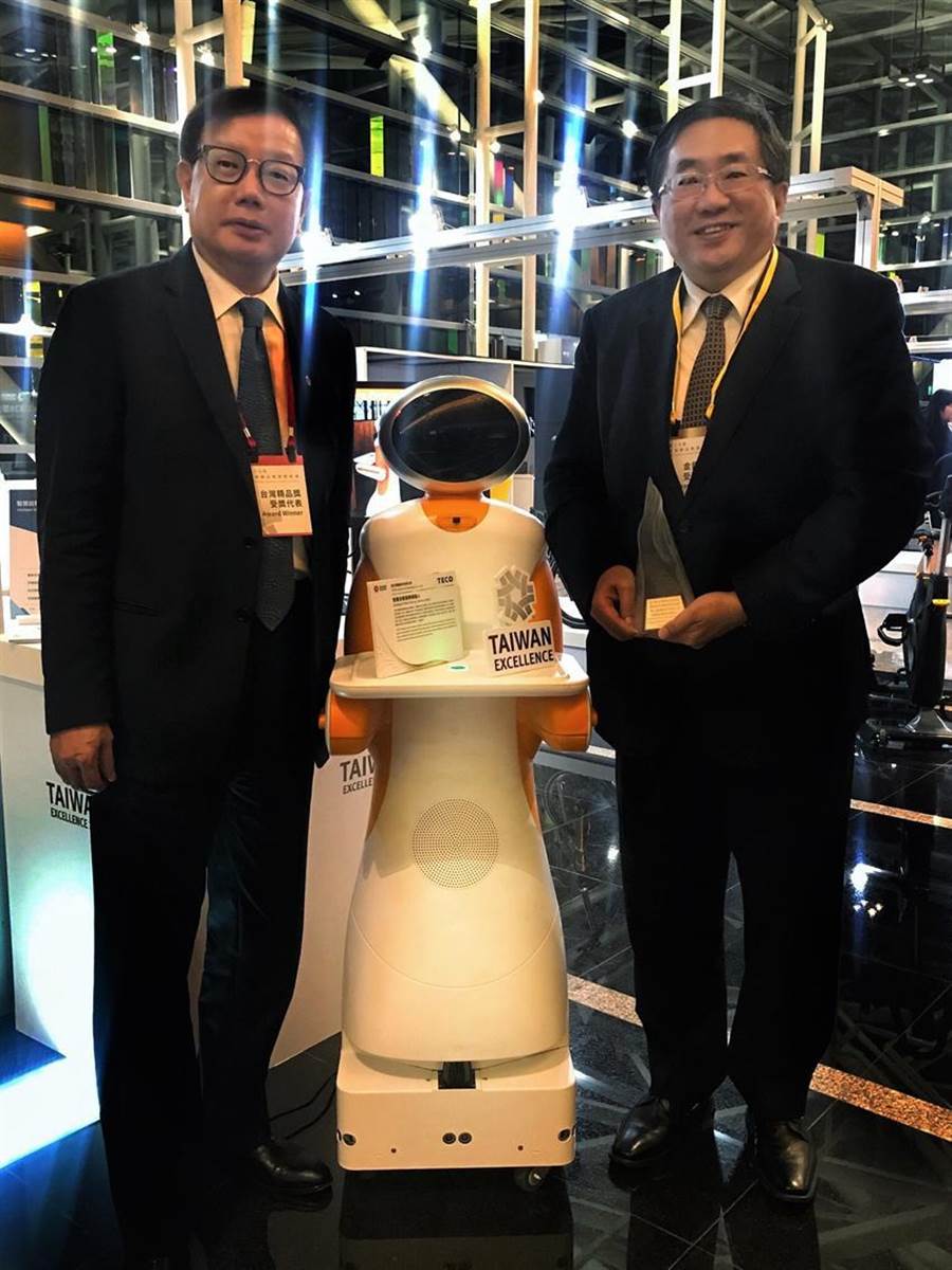 （東元電機自行開發(fā)送餐機器人27日獲頒臺灣精品獎銀質獎，圖右為代理總經(jīng)理連昭志、左為負責開發(fā)的東元電機自動化暨智能系統(tǒng)事業(yè)部協(xié)理林勝泉。圖／業(yè)者提供）
