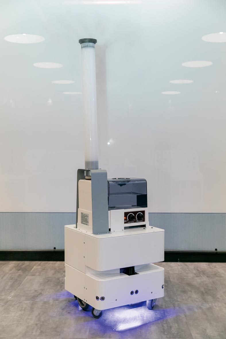 東元3日發(fā)表智慧UVC消毒防疫機(jī)器人，以3D列印技術(shù)，制作雙向360度全面向噴頭，進(jìn)行大面積的噴霧消毒。圖／東元提供