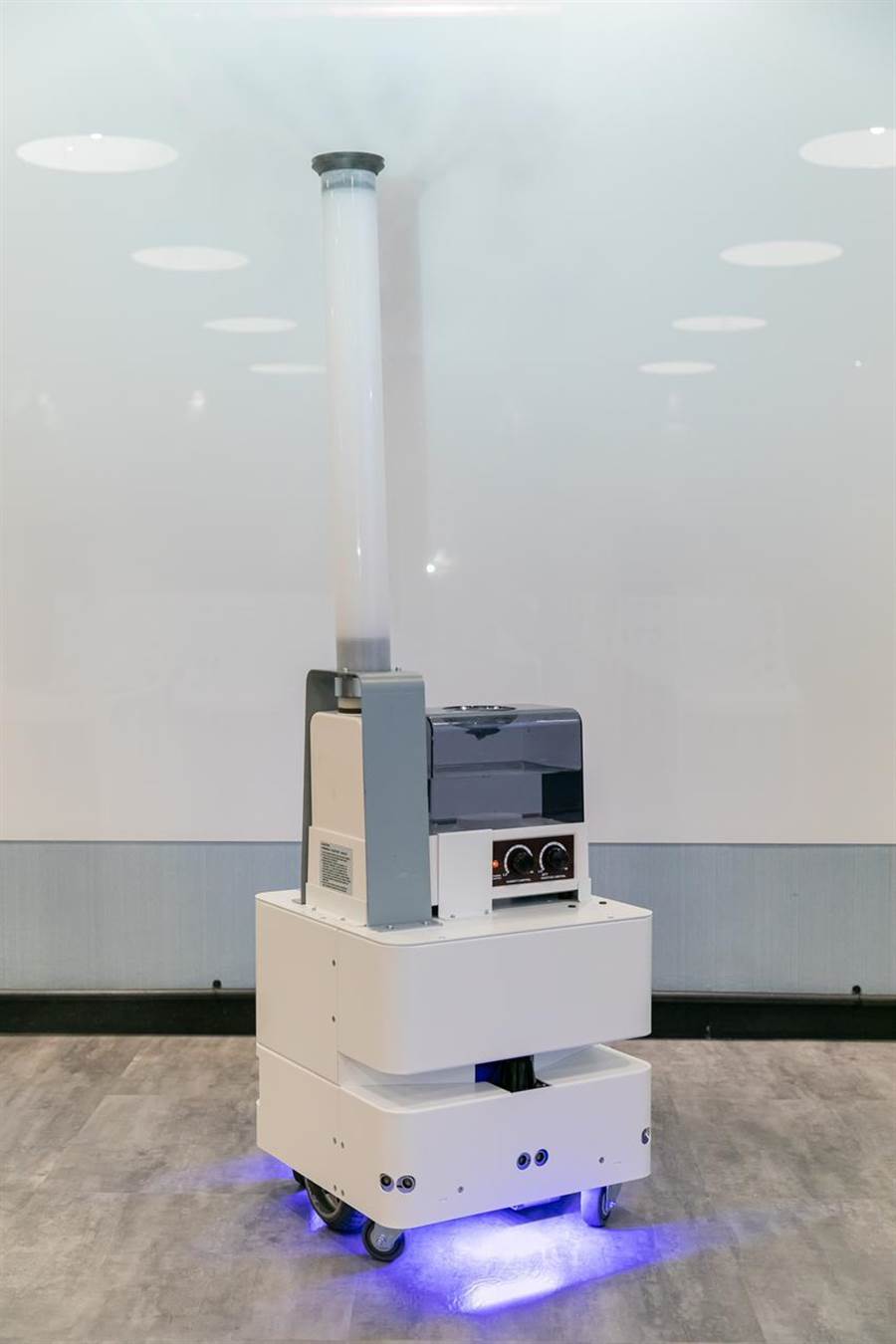 （東元3日發(fā)表智慧UVC消毒防疫機器人，以3D列印技術(shù)，制作雙向360度全面向噴頭，進行大面積的噴霧消毒。圖／東元提供）
