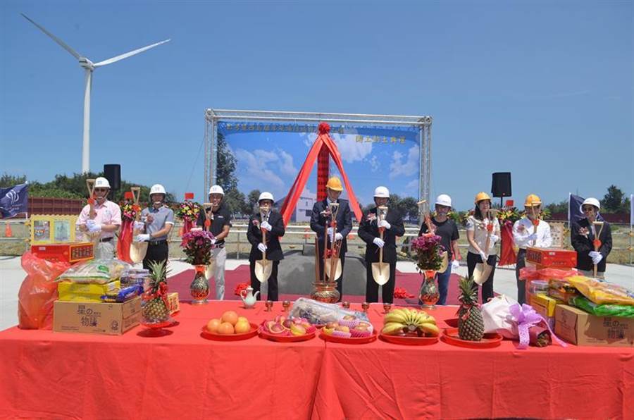 (東元去年拿到開發(fā)商哥本哈根基礎(chǔ)建設(shè)基金(CIP)位于彰濱彰芳及西島風(fēng)場(chǎng)陸域升壓站工程統(tǒng)包桉，23日由東元總經(jīng)理連昭志(右五)與CIP彰芳暨西島離岸風(fēng)場(chǎng)計(jì)畫執(zhí)行長(zhǎng)Dennis Sanou(左五)等人，共同主持開工祈福典禮。圖／東元提供)
